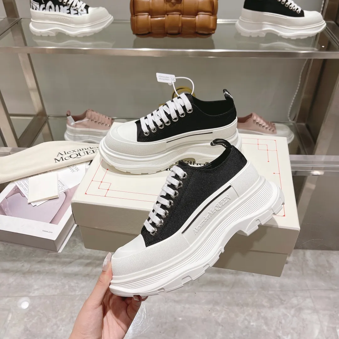 👟👟Ex-factory price 480👟👟 Women's shoe factory hot model, official website new color👟👟Ex-factory price! The latest version of Alexander McQueen's men's and women's couple's model is a hit👑Purchasing agent version. Original version 1:1. Fabric: original imported waterproof canvas. Lining: imported water chestnut sheepskin, strong, stain-resistant and breathable. Insole: Imported silk lining Outsole: T👟👟Ex-factory price U several layers of original combination sole (not an ordinary sole on the market) Packaging: Comes with original shoe box, cloth bag, certificate card Code number: 34-45